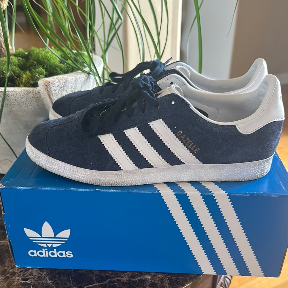 Adidas rare suede Navy Gazelles mint condition unisex women’s 9-9.5, Mens 8.5